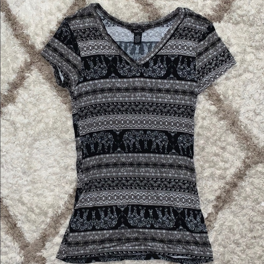 NWOT Medium V-Neck Rue21 Short Sleeve Tee